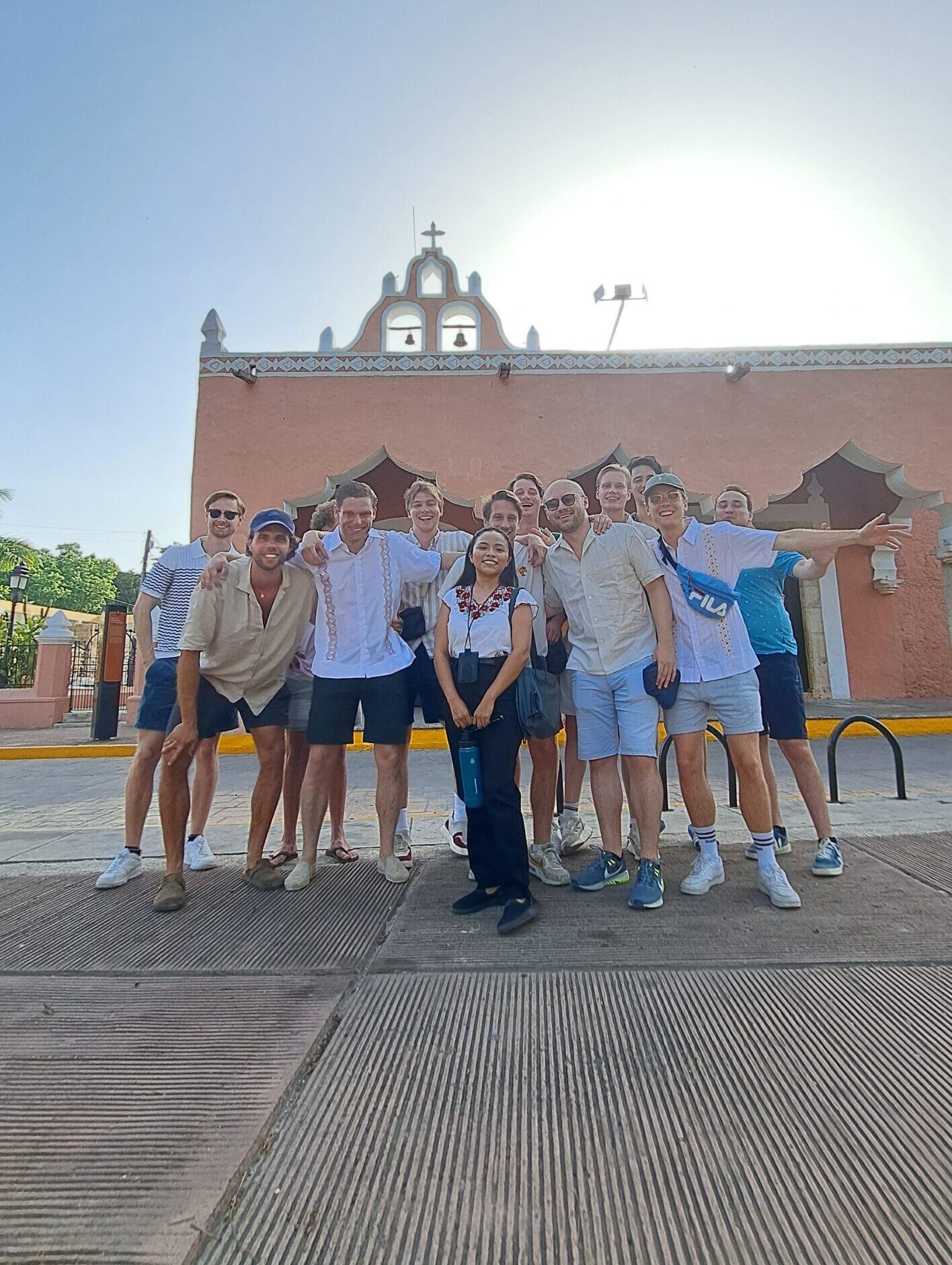 Guía local de Lakin Tours con viajeros en Chichén Itzá