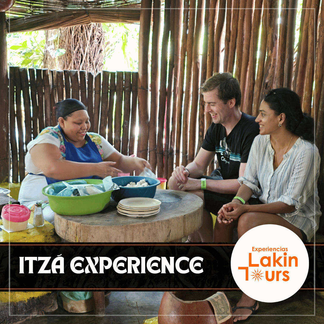 Experiencia Itzá - tortillas hechas a mano con una cocinera local